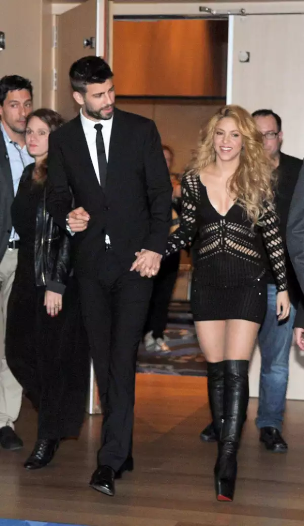 Shakira llegó de la mano de Piqué para hablar de su trabajo.