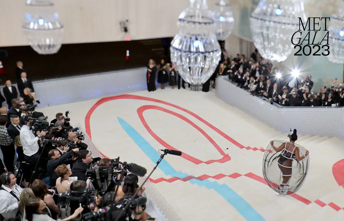 Una cucaracha desfiló por la red carpet de la Met Gala 2023. 