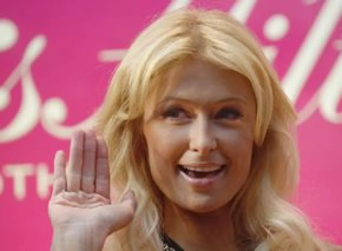 La chica del jet-set continúa con su intento de llegar a la Casa Blanca en una parodia cibernética.
