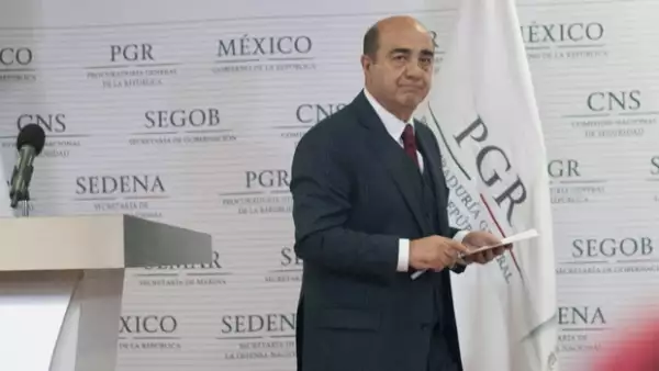 El procurador General de Justicia expresó cansancio al hablar por más de una hora con reporteros del hallazgo de restos humanos presuntamente de 43 normalistas de Ayotzinapa.