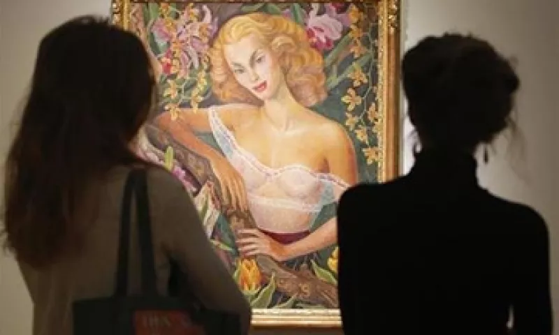 La obra subastada muestra  a la actriz mexicana Linda Christian con un top translúcido y envuelta en tulipanes y orquídeas. (Foto: Reuters)