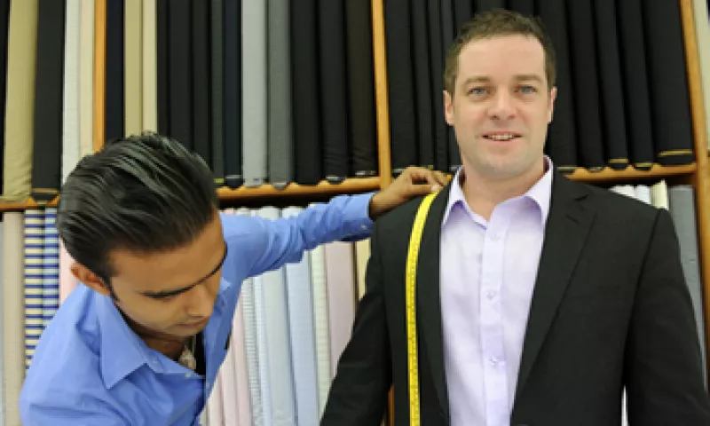 Un hombre con traje atrae a las mujeres, pero debe quedarle como mandado a hacer. (Foto: Getty Images)