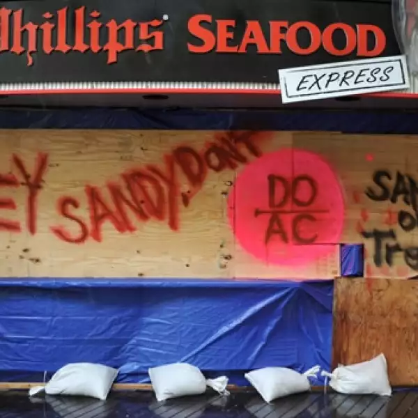 un restaurante con cubiertas para protegerse el huracan sandy