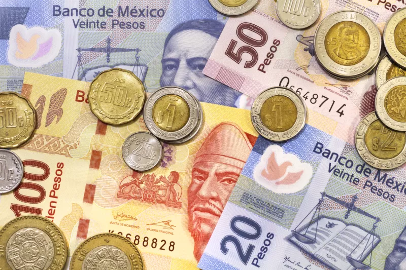 El peso pierde terreno frente al dólar y termina en 17.55