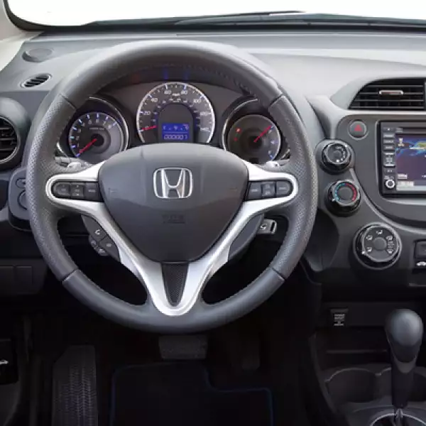 Este vehículo posee bolsas de aire frontales (SRS) tanto para el conductor como para el acompañante, bolsas laterales con Sistema de Detección de Posición del Ocupante (OPDS) y  frenos de disco en las 4 ruedas.