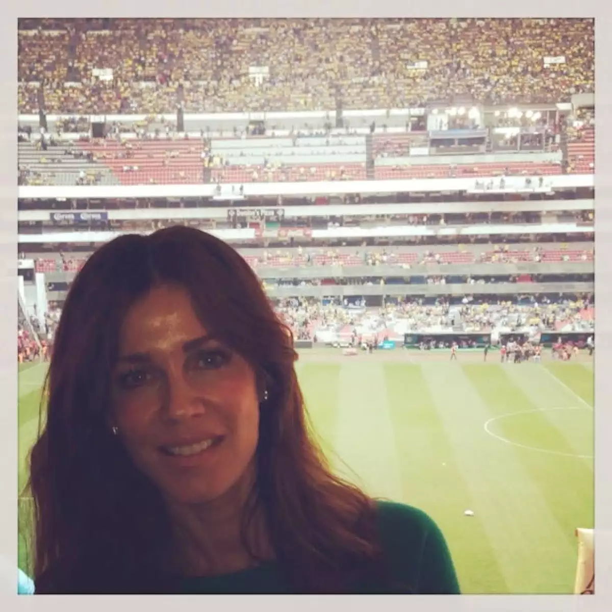 La modelo estuvo en el estadio apoyando a su esposo, capitán del Club León, y poco después de terminado el partido, compartió una foto con su campeón y escribió un emotivo mensaje.