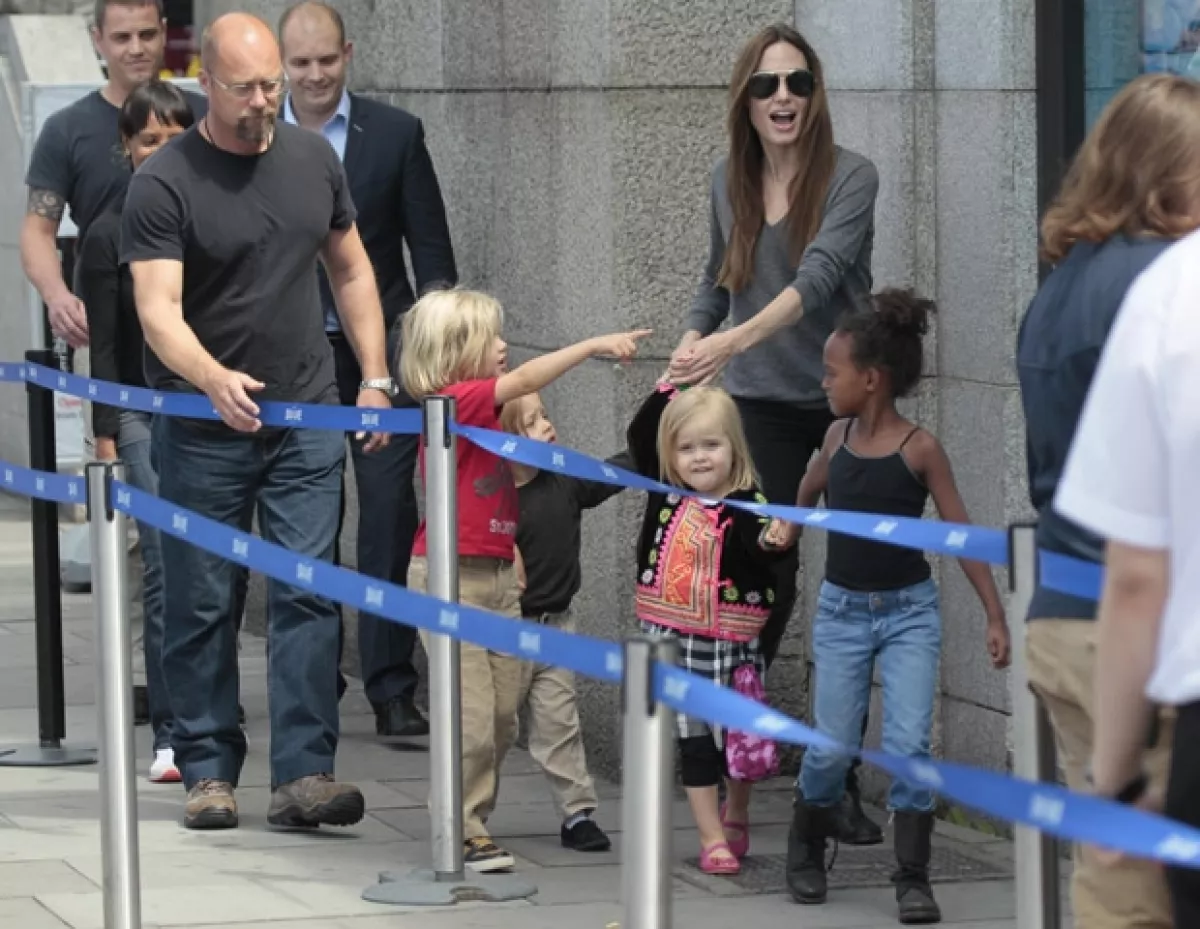 Como cualquier turista, Angelina y sus hijos hicieron fila para entrar al museo.