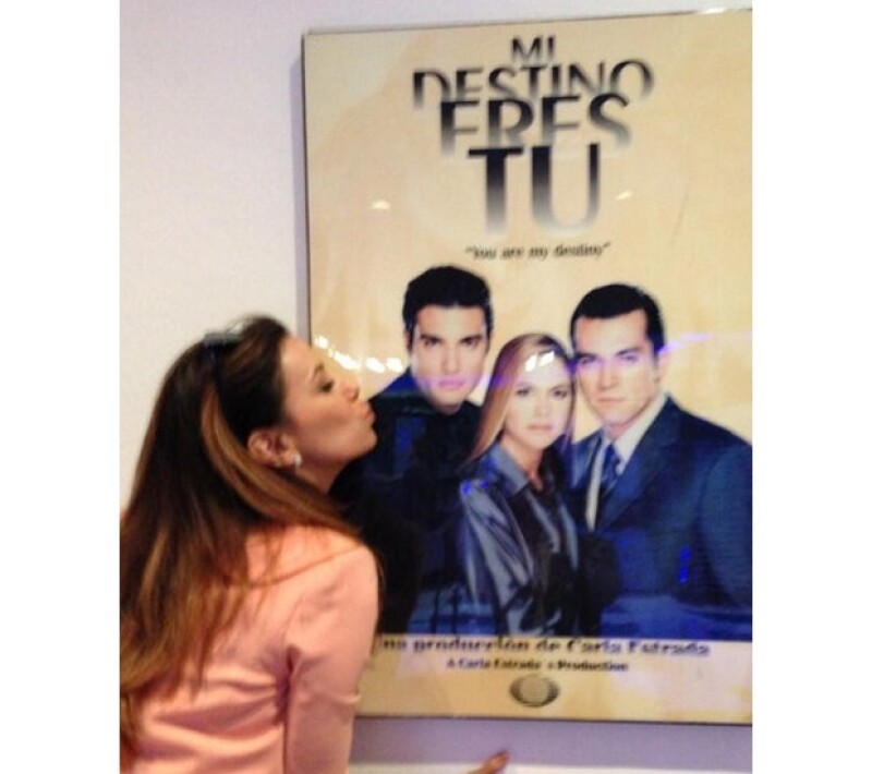 La actriz publicó esta foto con el cartel de la primera telenovela en la que participó Jaime Camil.