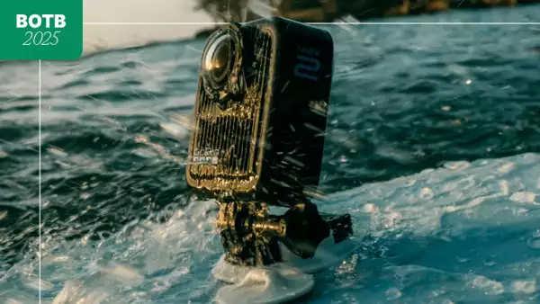 Foto de una cámara GoPro sumergida en agua de mar