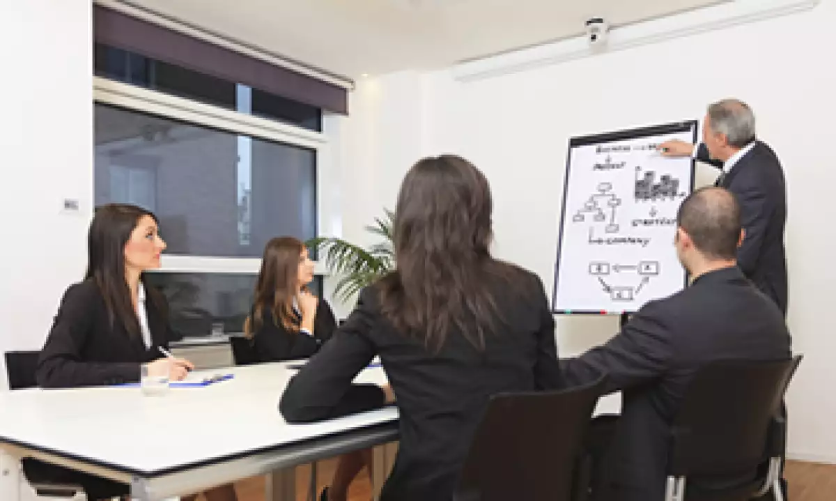 Si el objetivo del workshop es el desarrollo de competencias en atención al cliente, puedes impartirlo en la sala de juntas de tu empresa. (Foto: iStock by Getty Images)