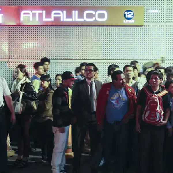Los pasajeros se acumulaban en la estación Atlalilco para lograr subir a los trenes que solo viajan por seis estaciones de la Línea 12.