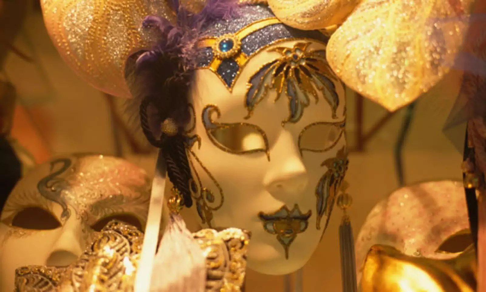 Venecia, uno de los destinos favoritos de los turistas, nos muestra unas instantáneas que reflejan su belleza, tradiciones y historia. Aquí observamos una de las clásicas máscaras de la región.