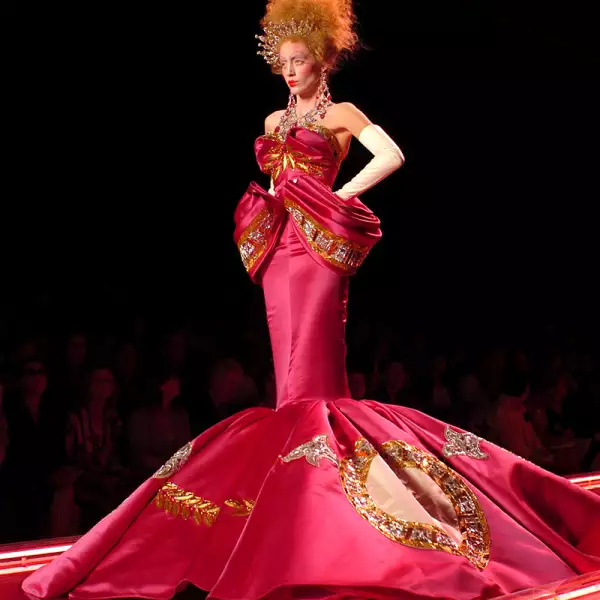 CHRISTIAN DIOR COLLECTION FASHION SHOW, AUTUMN / WINTER 2004 / 2005, PARIS, FRANCE - 06 JUL 2004