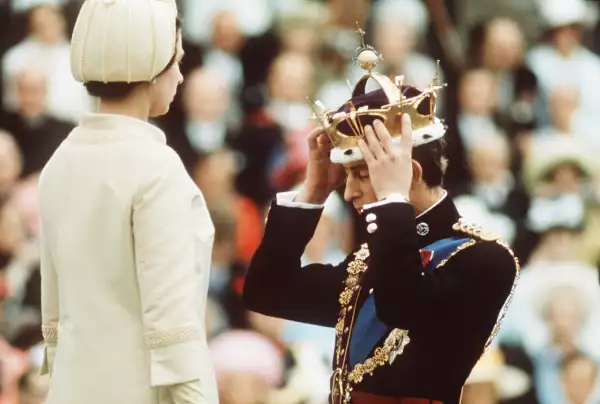 Reina Isabel II y príncipe Carlos