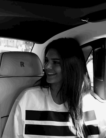 Kendall en un Rolls Royce