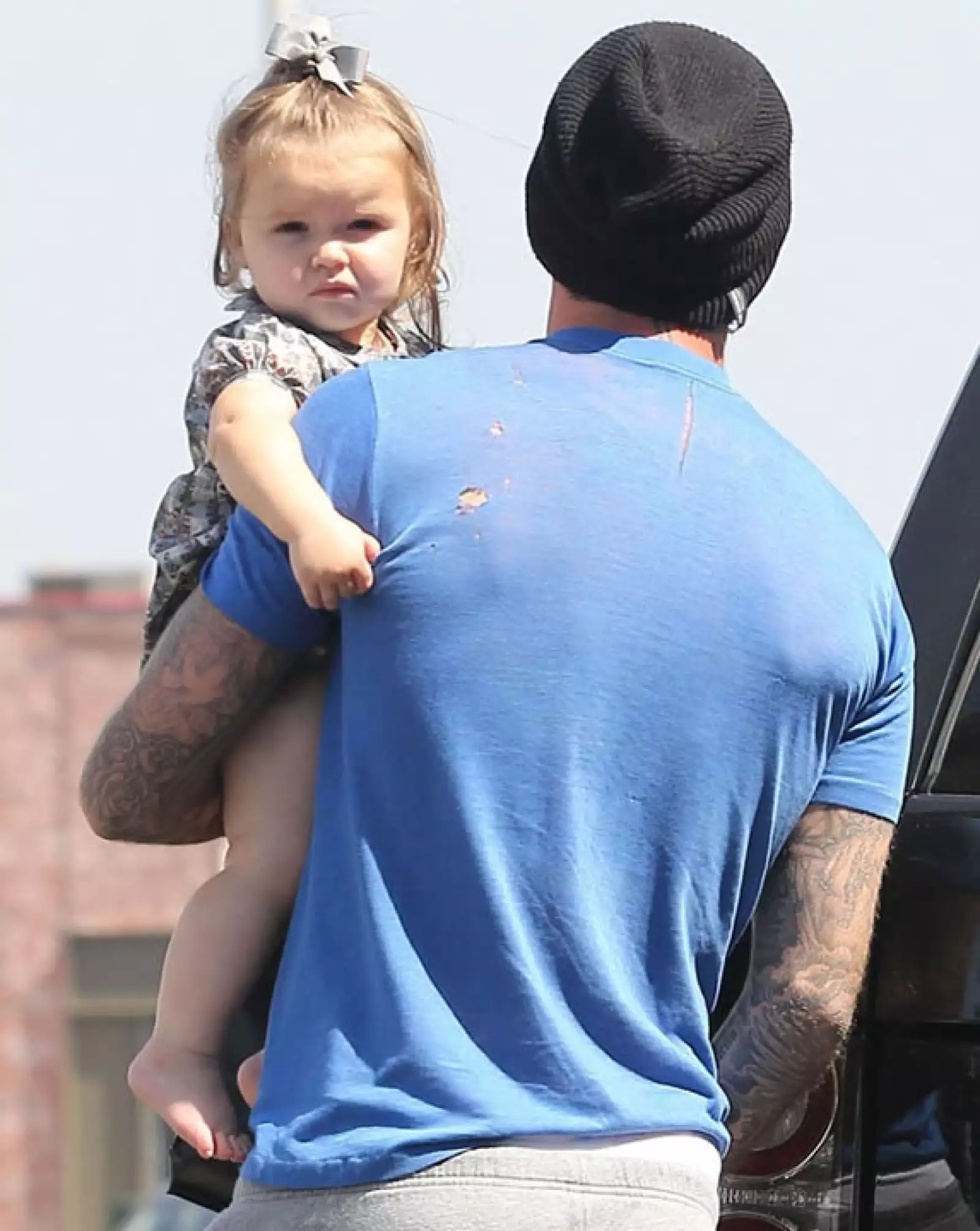 Harper y David saliendo de un restaurante en Melrose Place.
