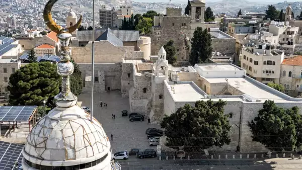 Una vista aérea muestra el minarete de una mezquita y la plaza vacía fuera de la Iglesia de la Natividad en la ciudad bíblica de Belén, el 20 de diciembre de 2023, antes de Navidad en medio de las batallas en curso entre Israel y el grupo militante palestino Hamas en la Franja de Gaza.