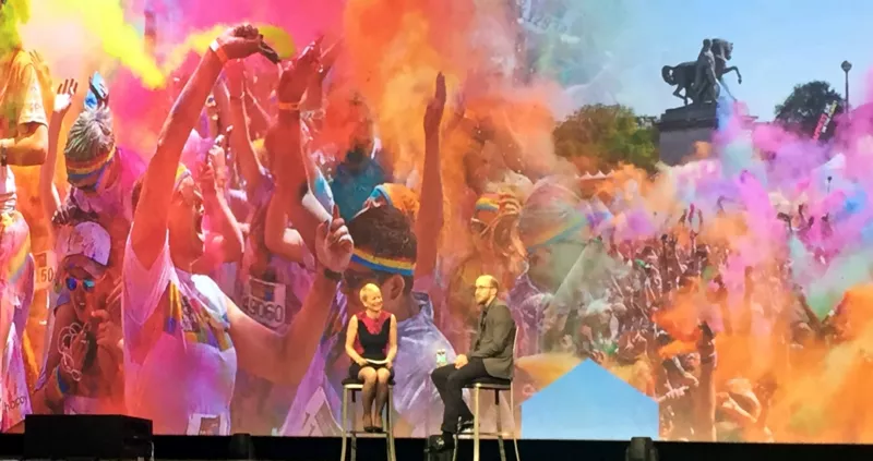 Harriet Green, VP de Watson e Internet of Things con el CEO de The Color Run.