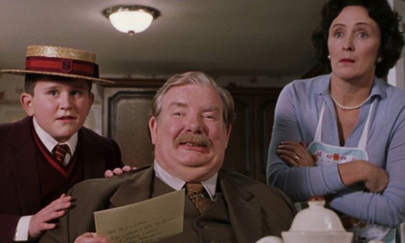 Si viste las películas de Harry Potter seguro recordarás las escenas de Dudley con sus padres, quienes le hacían la vida imposible a Harry.