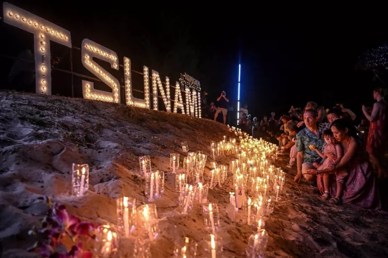 Los dolientes colocan velas en la playa del Parque Conmemorativo del Tsunami de Ban Nam Khem, en la provincia de Phang Nga, en el sur de Tailandia, el 26 de diciembre de 2024. Las ceremonias emocionales comenzaron en toda Asia el 26 de diciembre para recordar a las 220.000 personas que murieron hace dos décadas cuando un tsunami devastó las zonas costeras alrededor del Océano Índico, en uno de los peores desastres naturales de la historia de la humanidad.