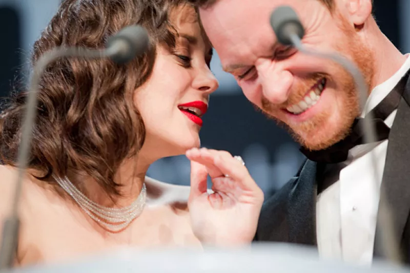Durante su participación en la gala amfAR para presentar su más reciente película, "Macbeth", la pareja dio una muestra de lo que próximamente se verá en el filme.