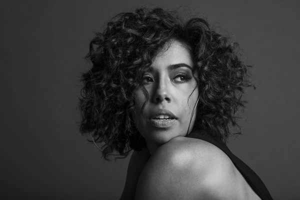 Disco debut de la cantante mexicana Fela Domínguez Con todo y caos