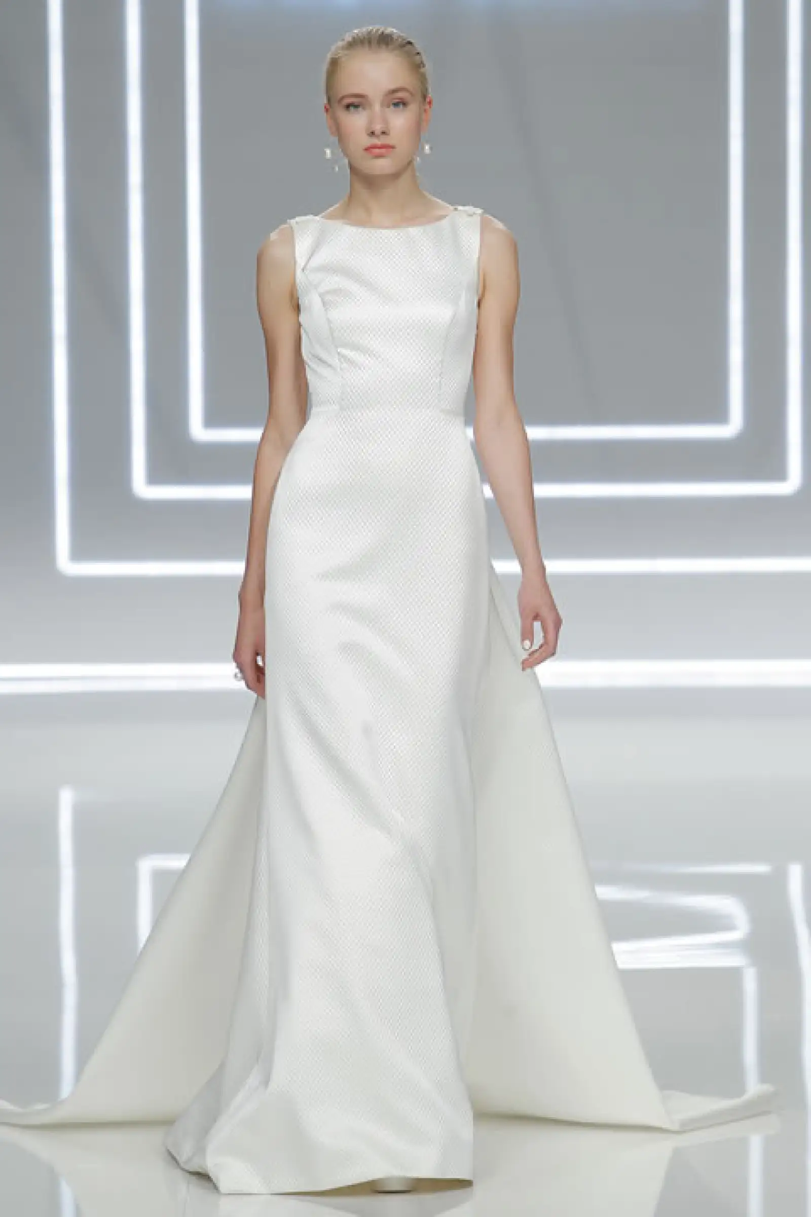 Vestido Navas con cola de cloque de seda con espalda joya en hilo de plata y cristal.