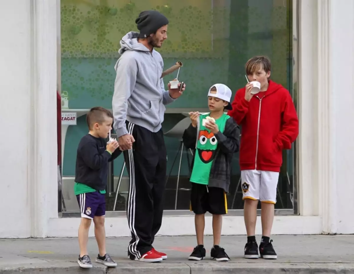 Es muy normal ver a David de paseo con sus tres hijos Brooklyn, Romeo y Cruz.