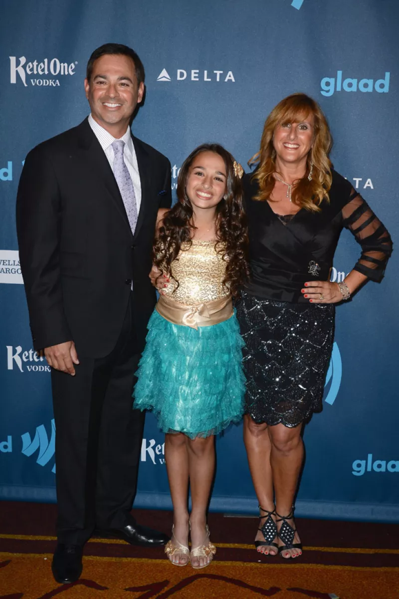 Jazz Jennings cuenta su historia de cambio de género a los seis años de edad en el comercial de belleza ‘See The Real Me’ de la marca ‘Clean & Clear’.