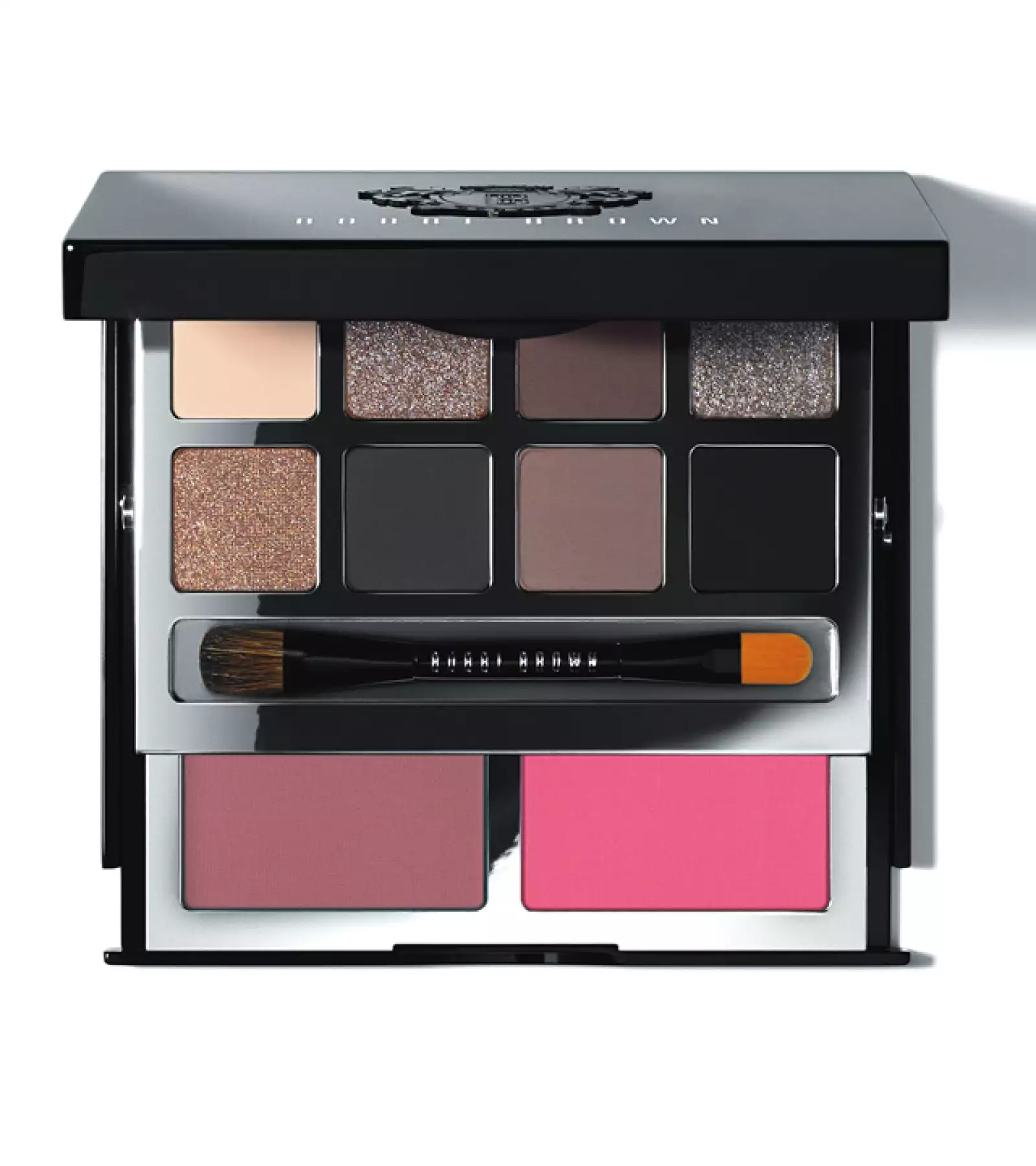 La Deluxe Eye Cheek Palette de Bobbi Brown es esencial para una fanática de belleza. Con dos colores de blush, y ocho sombras de ojos, ofrece una gama increíble para un look total. CC Oasis Coyoacán. Precio en punto de venta.