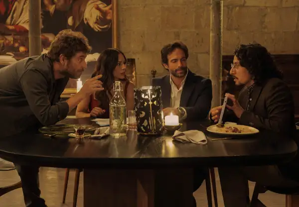 Michel Brown, Zuria Vega, Osvaldo Benavides y Raúl Briones en un fotograma de la serie 'El Círculo'.
