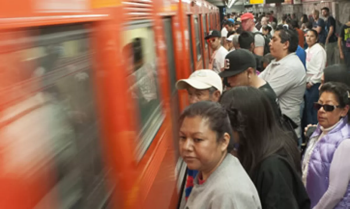 Un análisis de BofA señaló que el aumento en la tarifa del metro añadirá 15 puntos base a la inflación en la primera quincena de enero de 2014.   (Foto: Cuartoscuro)
