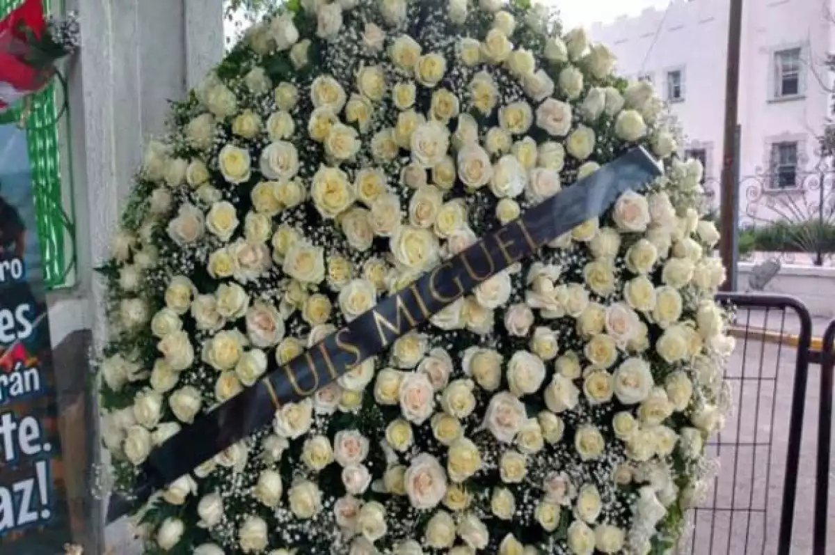 Este fue el arreglo que Luis Miguel mandó a casa de Juan Gabriel
