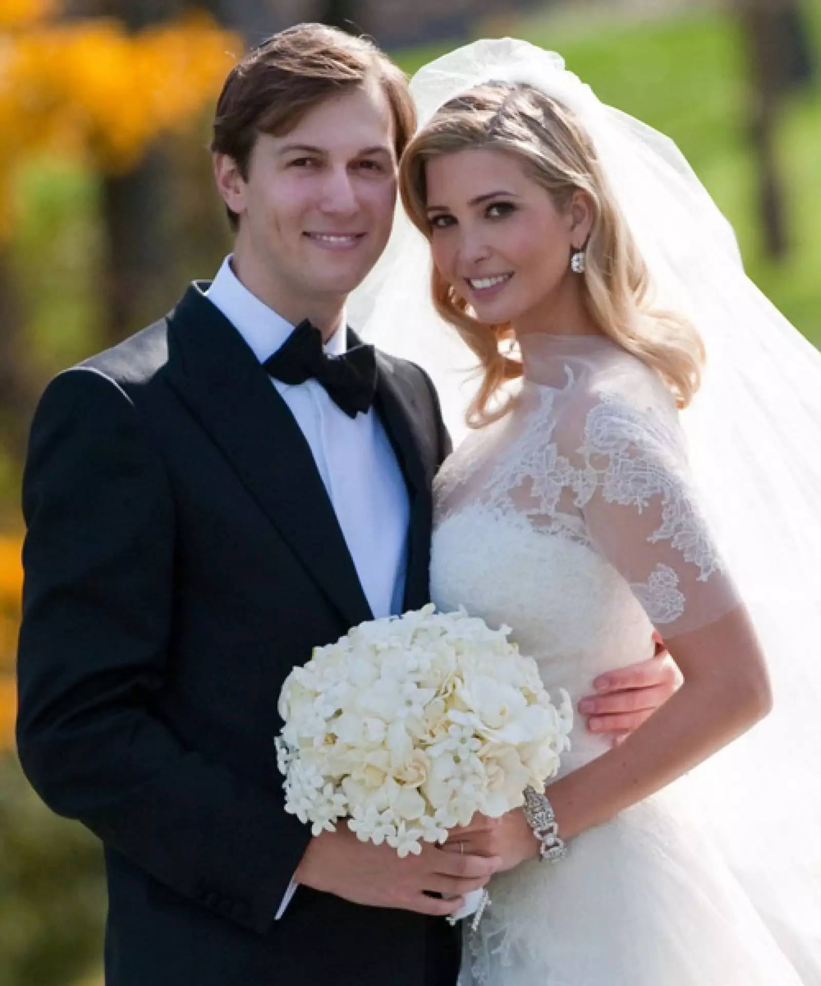 Ivanka Trump eligió un ramo de rosas blancas y stephanotis para su boda con Pared Kushner en 2009.