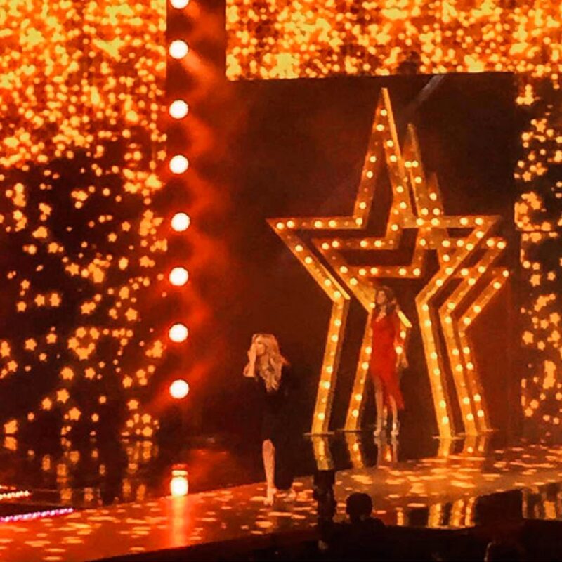 La guapa cantante no podía contener su emoción e hizo algunas publicaciones durante el show.