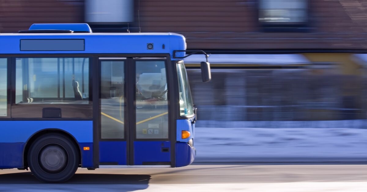 Teknolojik başarısızlık mı? İsveç'in yeni sürücüsüz otobüsü, yolcuların bulunduğu ilk gününde tramvayla çarpıştı