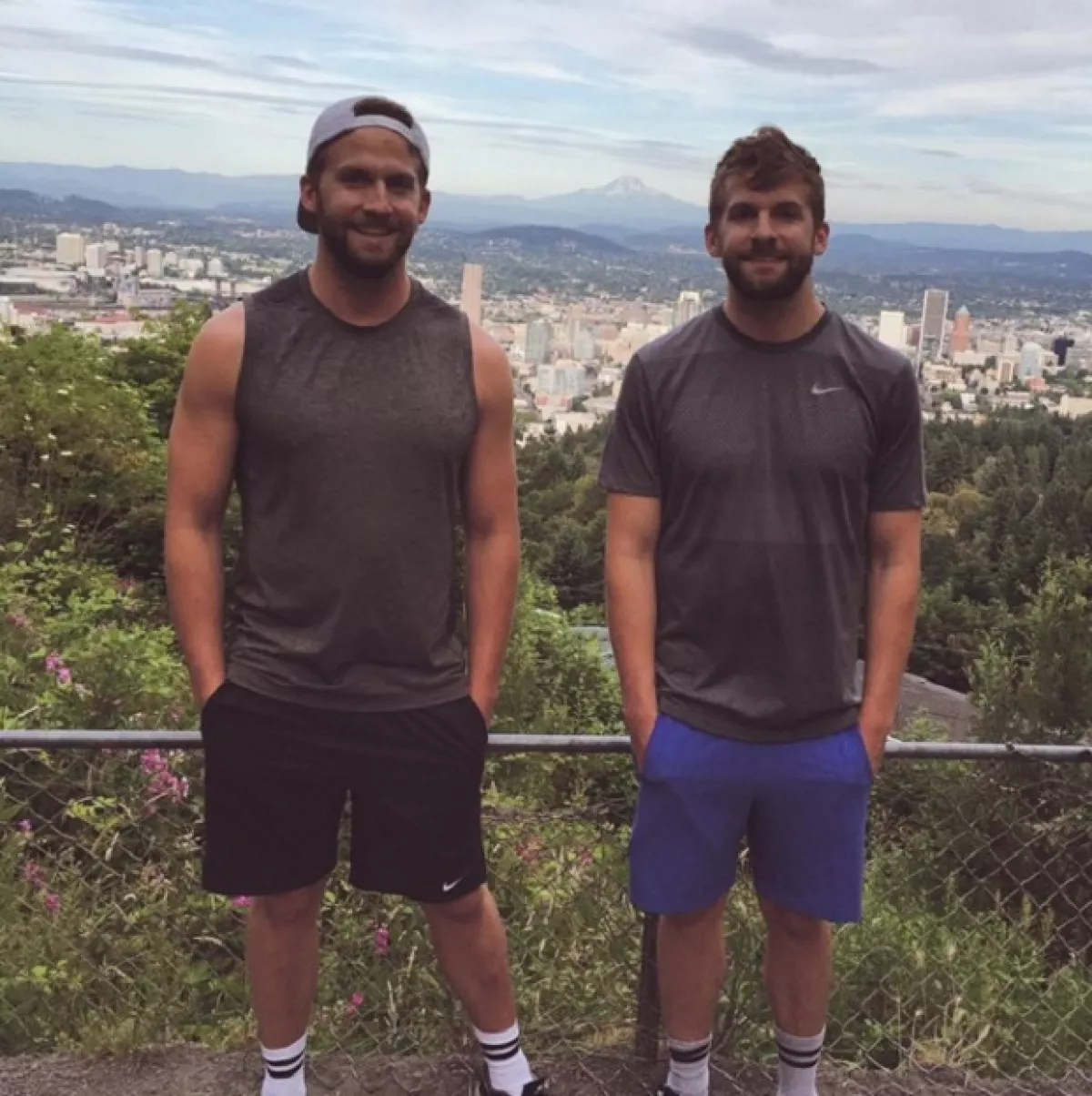 Los hermanos son empresarios y se encuentran en un viaje por Europa.