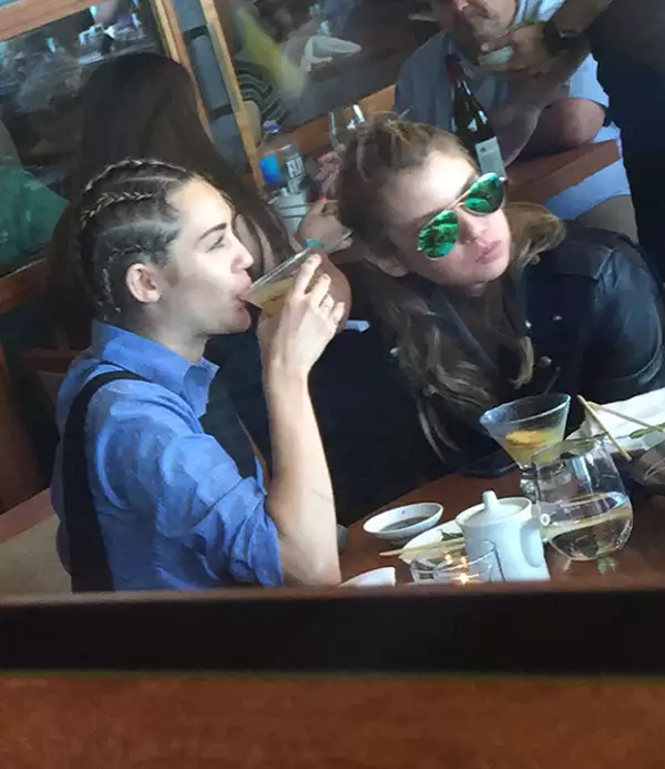 Ambas lucieron outfits casuales para la ocasión.