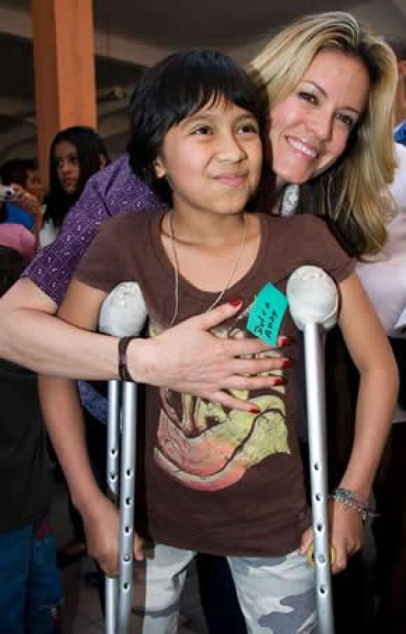 Rebecca obsequió juguetes a los niños del Instituto Nacional de Pediatría de esta ciudad, su fundación realizó un donativo en favor de esta misma institución.