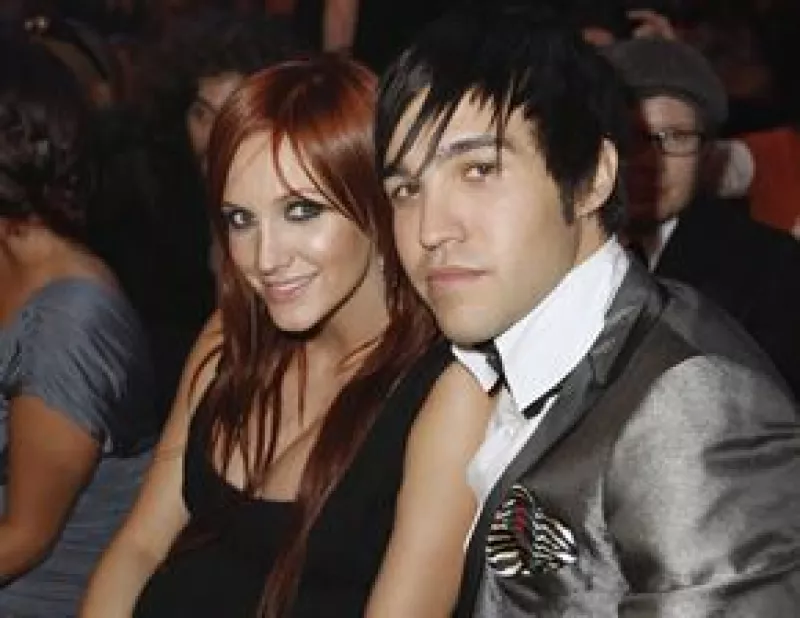 La cantante y su esposo Pete Wentz se estrenarán como papás para el Día de Gracias.