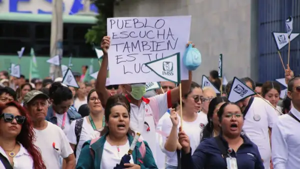 Trabajadores del IMSS salen a marchar en CDMX.