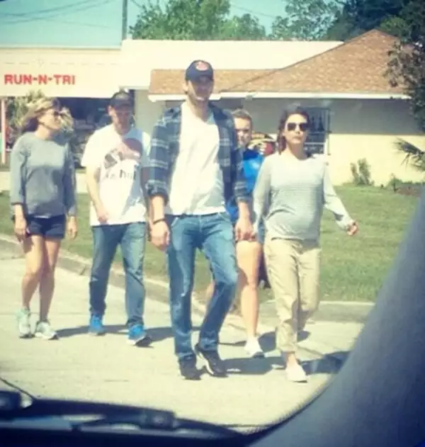 Durante el viaje a Luisiana, la pareja fue sorprendida por una fan. Atrás se aprecia a la hermana de Ashton a quien al igual que a Mila, se le puede ver una incipiente pancita de embarazo.