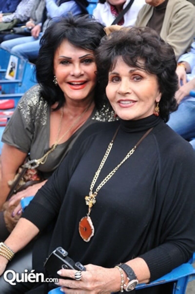 Lucero León, acompañada de Estella García.