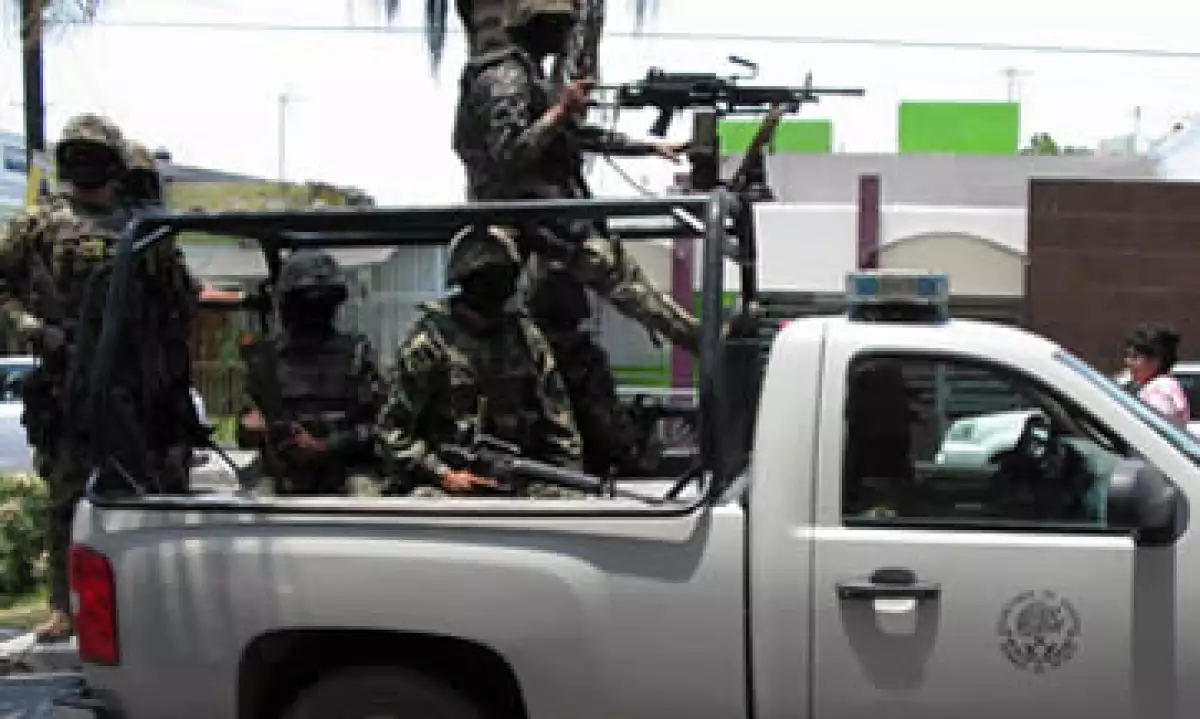 Nayarti registró 50 muertes por cada 100,000 habitantes en 2010. En la imagen, militares vigilan calles en Tepic. (Foto: Notimex)