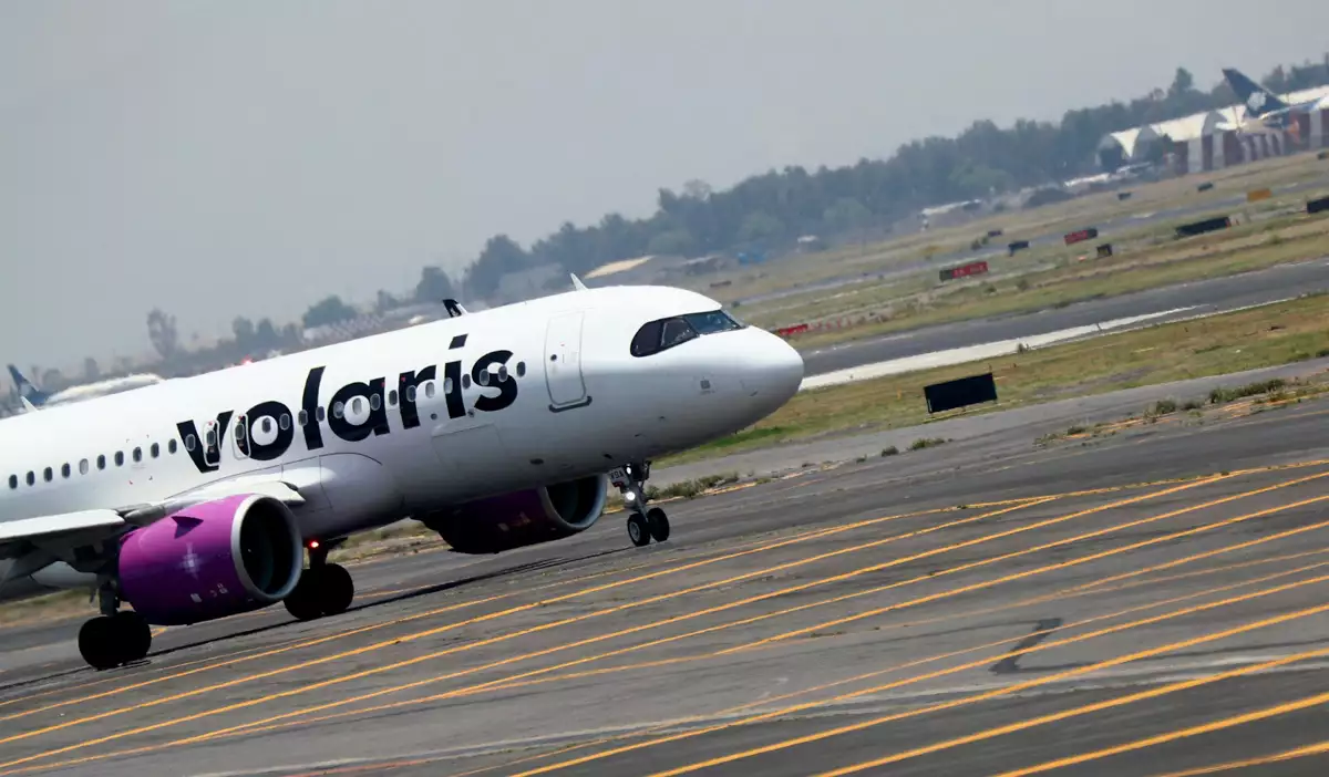 (Avión de Volaris en una posta de aterrizaje del AICM)