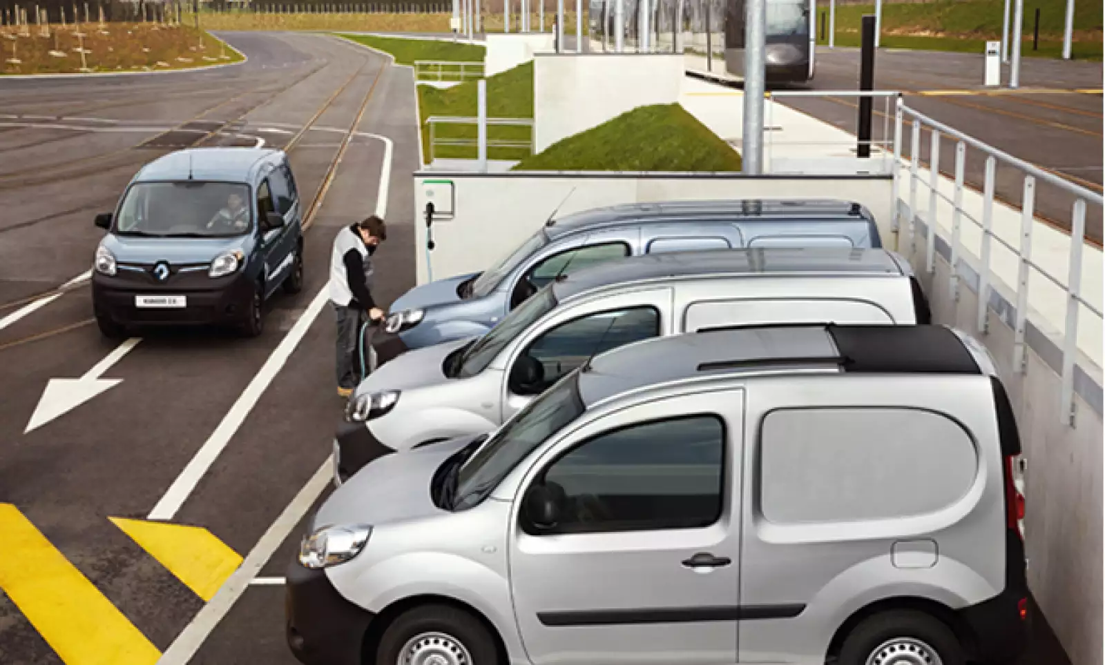 Es apreciado por empresas preocupadas por sus consumos energéticos, y también por municipios, parques y hospitales, por la ausencia de ruidos y vibración.