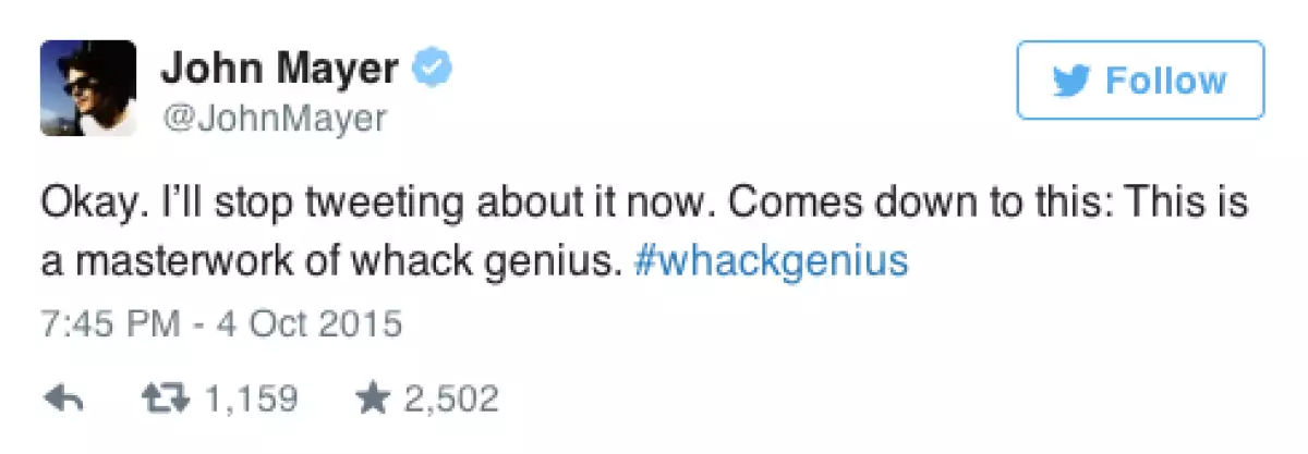 A través de Twitter, John demostró lo mucho que le gustó el cd de Miley.