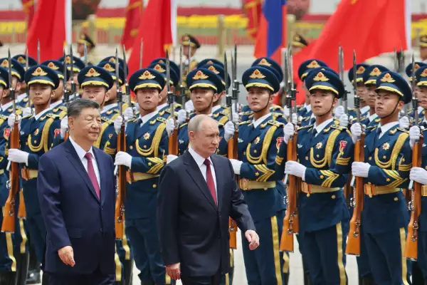 El presidente ruso Vladimir Putin y el presidente chino Xi Jinping inspeccionan una guardia de honor durante una ceremonia de bienvenida en el Gran Salón del Pueblo el 20 de mayo de 2026 en Beijing, China. Se espera que los dos líderes reafirmen los lazos estratégicos entre Rusia y China en medio de la continua presión occidental por la guerra en Ucrania.