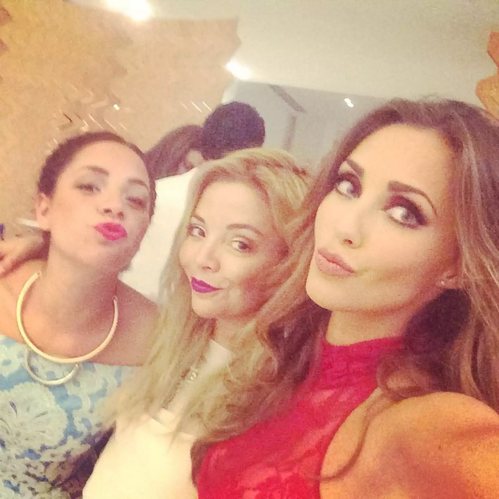 Anahí tuvo como invitadas a sus amigas Paola y Pamela Wong.