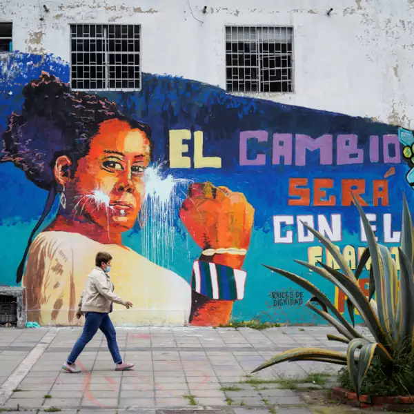 Un muro con la imagen de Francia Márquez, se muestra en las calles de Bogotá.